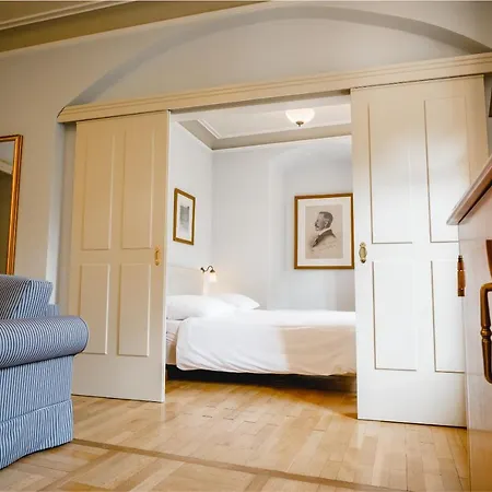 Residenz Weingut Schloss Reinhartshausen Bed & Breakfast *