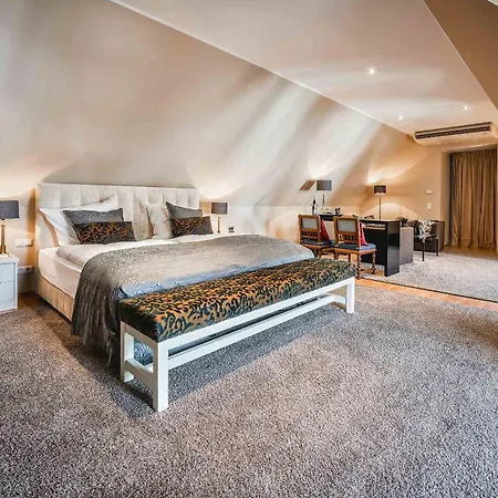 Residenz Weingut Schloss Reinhartshausen Bed & Breakfast *