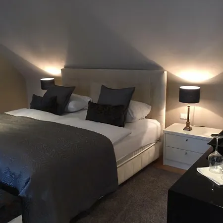 Residenz Weingut Schloss Reinhartshausen Eltville am Rhein