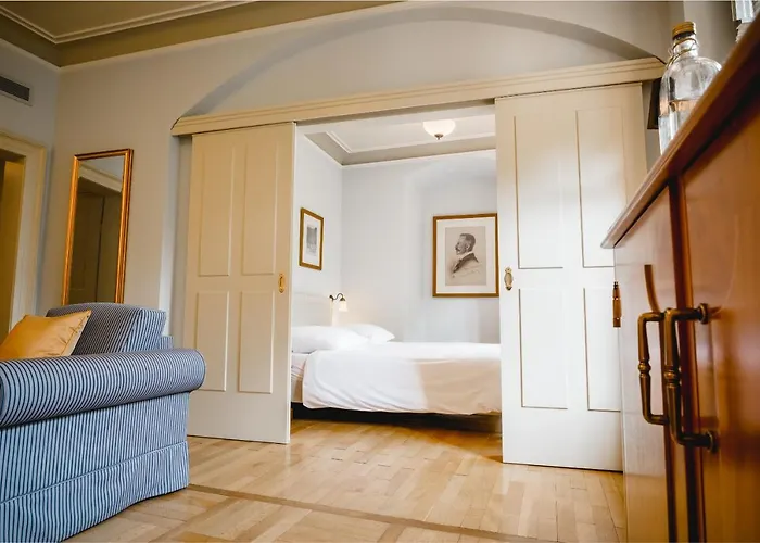 Residenz Weingut Schloss Reinhartshausen Bed & Breakfast *