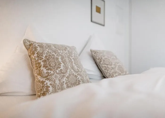 Residenz Weingut Schloss Reinhartshausen Bed & Breakfast *