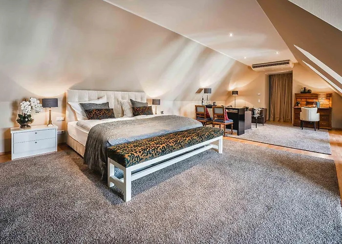 Residenz Weingut Schloss Reinhartshausen Bed & Breakfast *